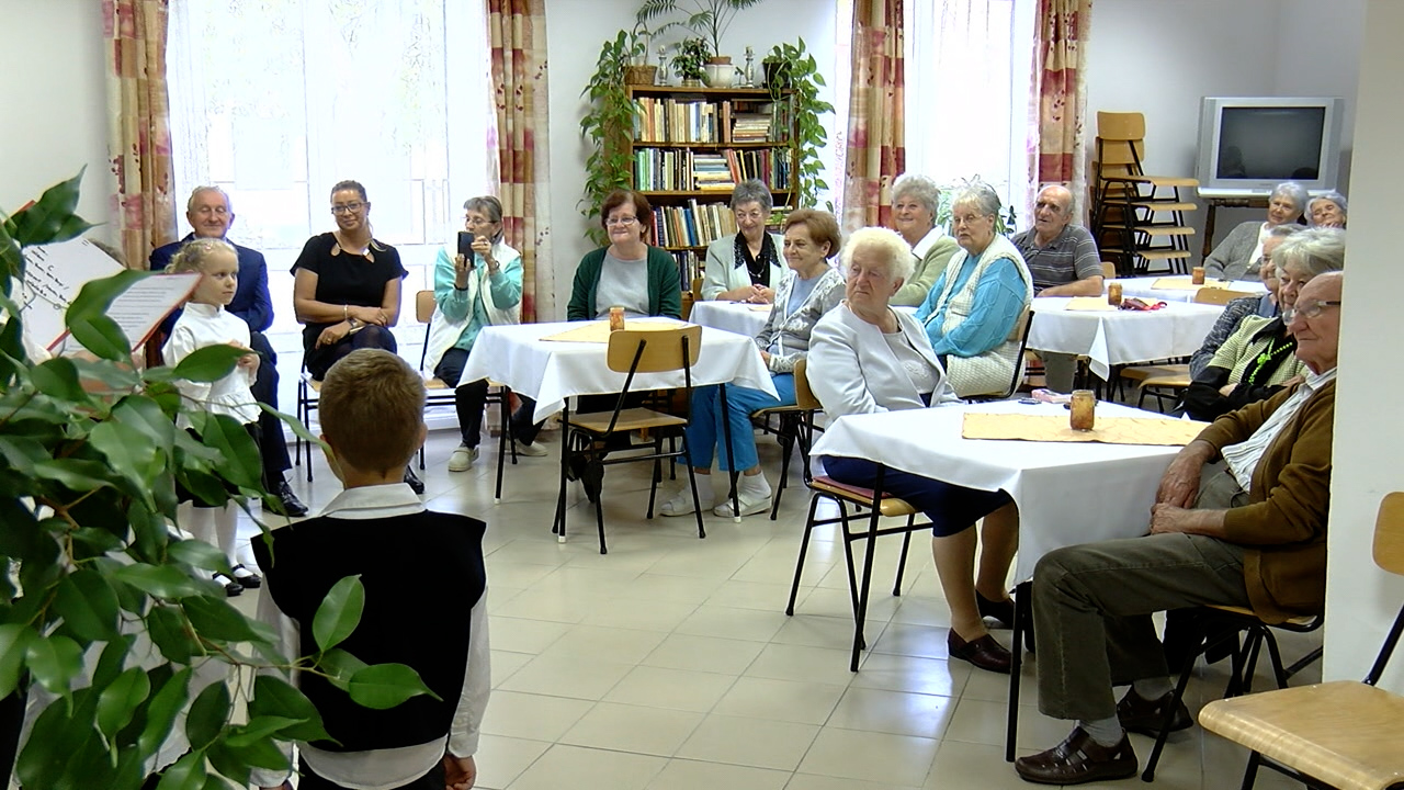 https://kolorline.hu/A Muskátli Nyugdíjasház lakóit köszöntötték