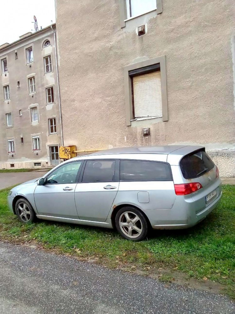 Füvön parkoló autó