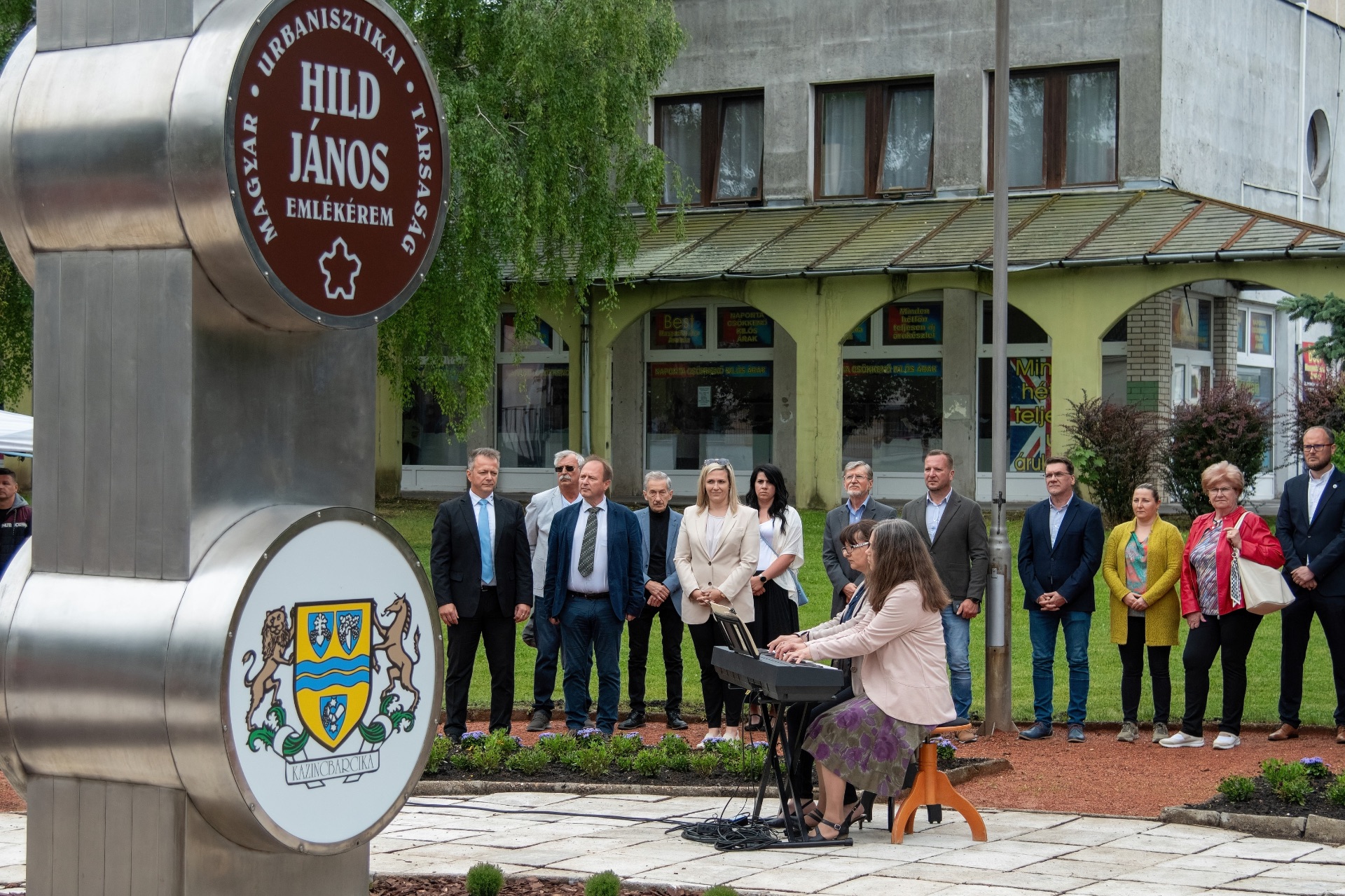 https://kolorline.hu/Jövőbe néző múltnak tisztelgés a 40 éves Hild-emlékoszlopnál