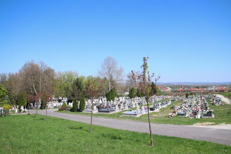 https://kolorline.hu/Új kerítés a városi temetőben