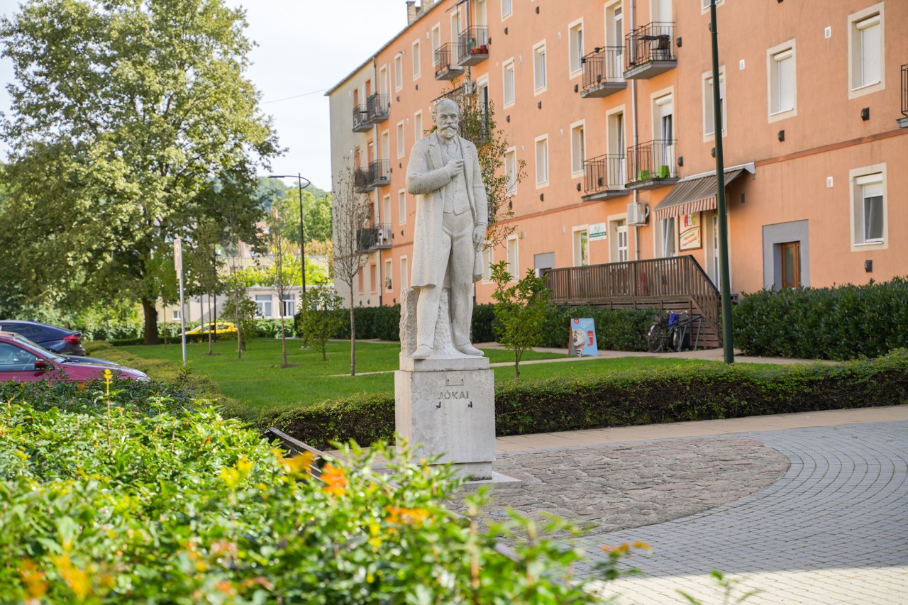 https://kolorline.hu/Jókai Mór a Jókai téren — szobrok Kazincbarcikán