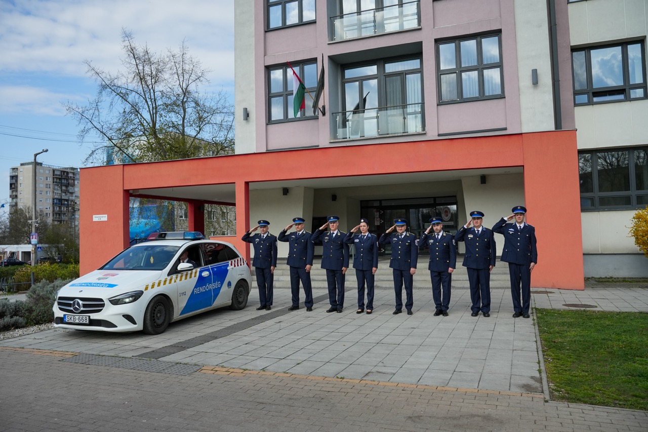 Kazincbarcikán is fejet hajtottak az elhunyt rendőr tiszteletére
