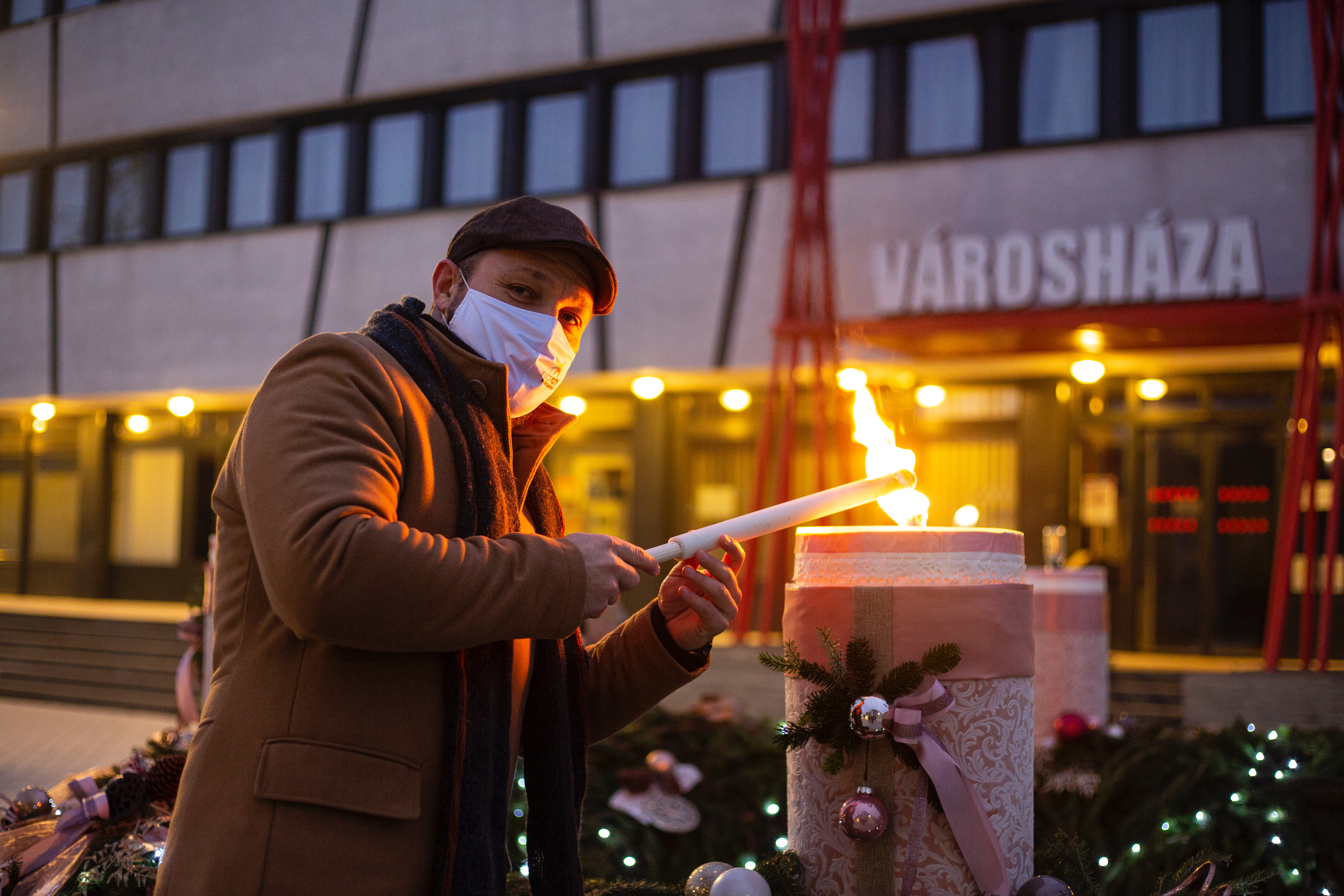 https://kolorline.hu/Szitka Péter polgármester meggyújtotta a város adventi koszorújának első gyertyáját