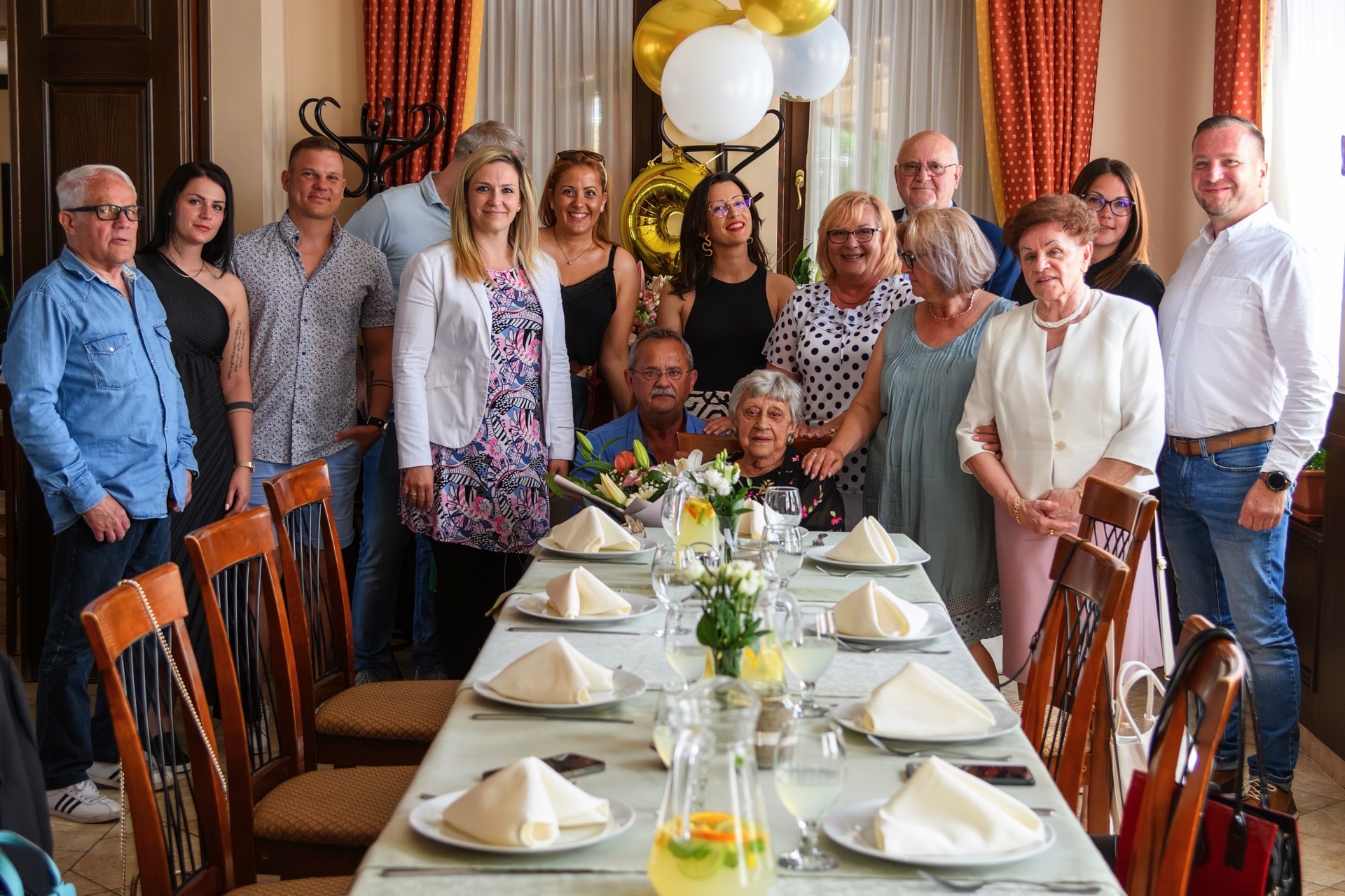 90 éves Bársony Bertalanné (Ilike néni) köszöntése – Ambrózia Étterem