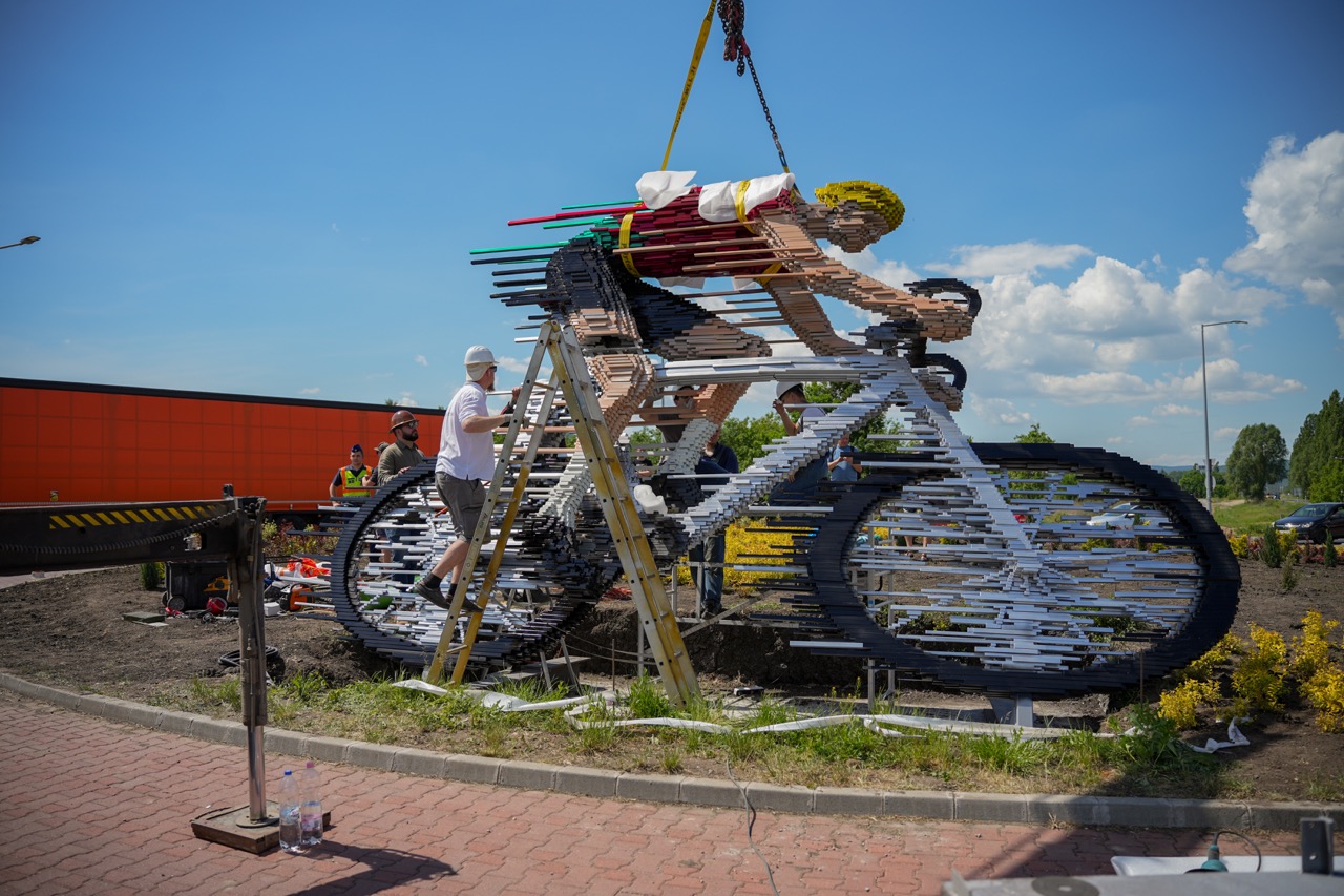 https://kolorline.hu/Helyére került a Tour de Hongrie szobor az Attila úti körforgalomban