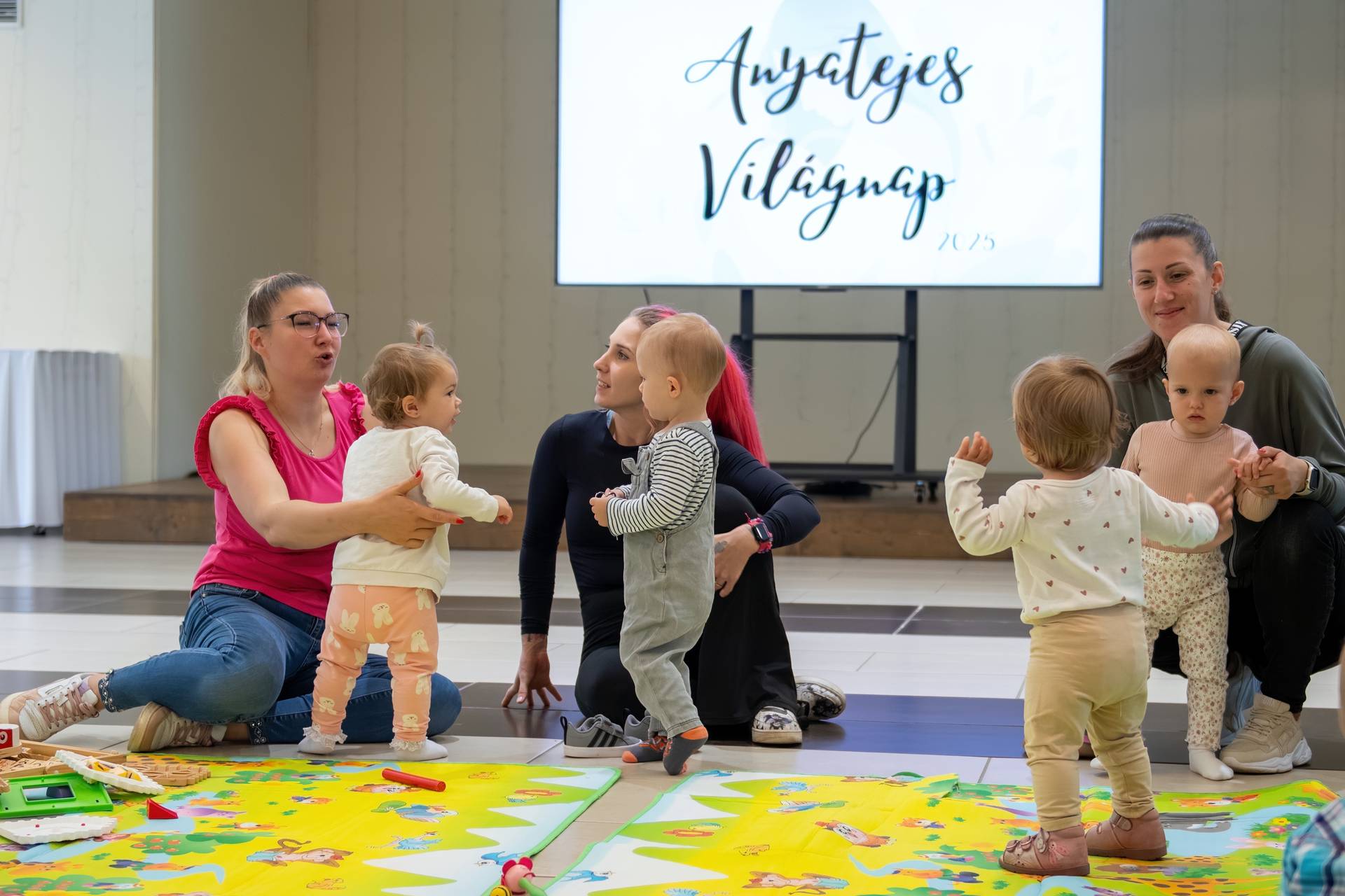 Anyatejes világnap és születésfa díszítés – Mezey I. Művészeti Központ és Anyaság szobor