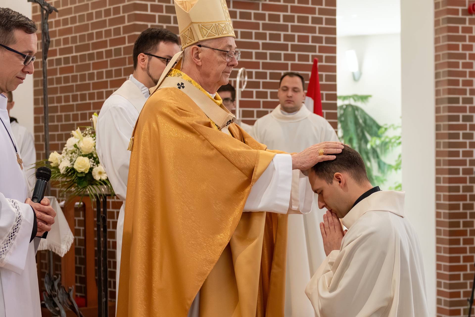Tóth Péter Diakónussá szentelése – Szent Család Templom