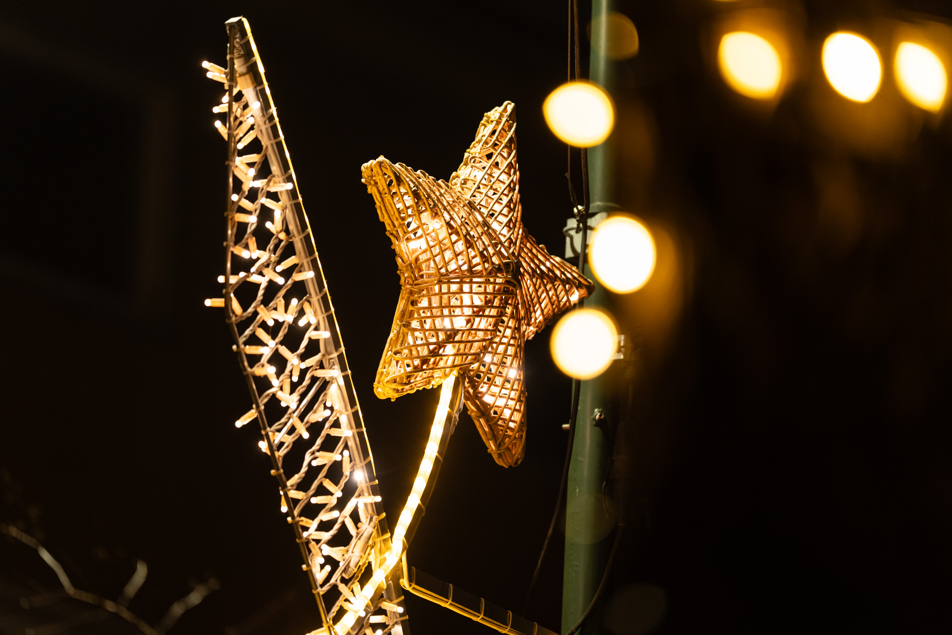 Kigyúltak a város ünnepi fényei