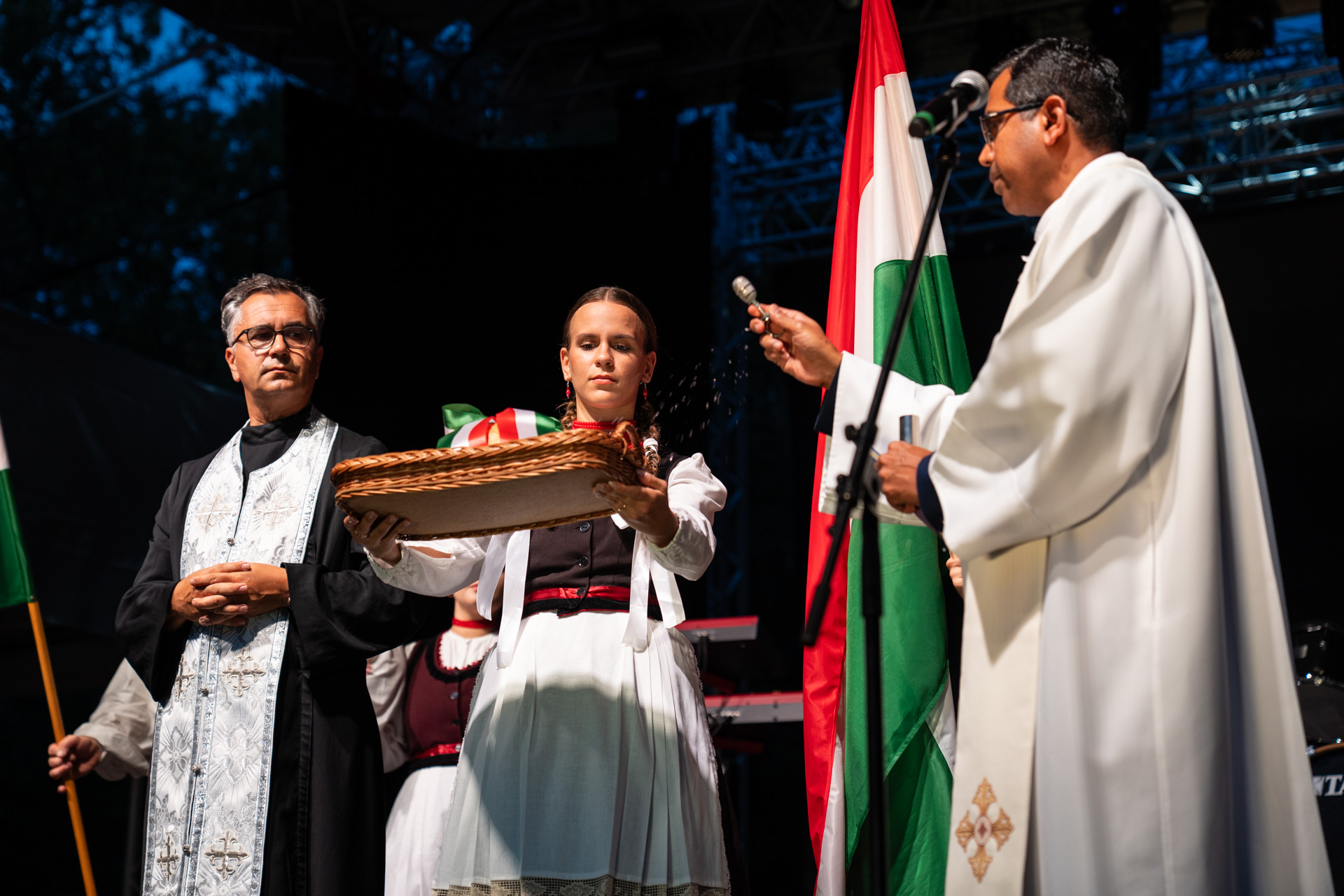 Agyagbanda, néptánc, kenyérszentelés - Csónakázó-tó