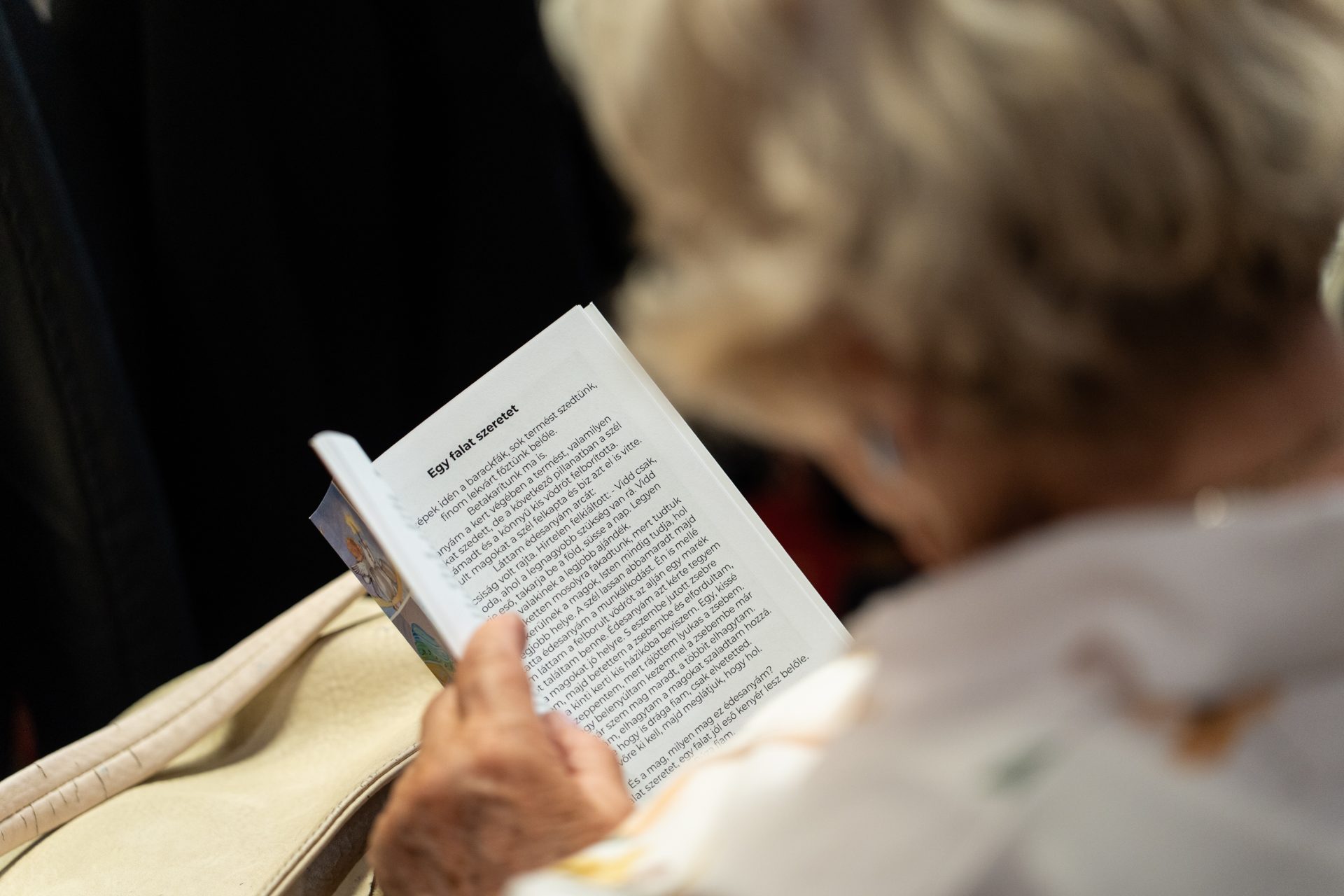 A szeretet ölelésében könyvbemutató - Egressy Béni Városi Könyvtár