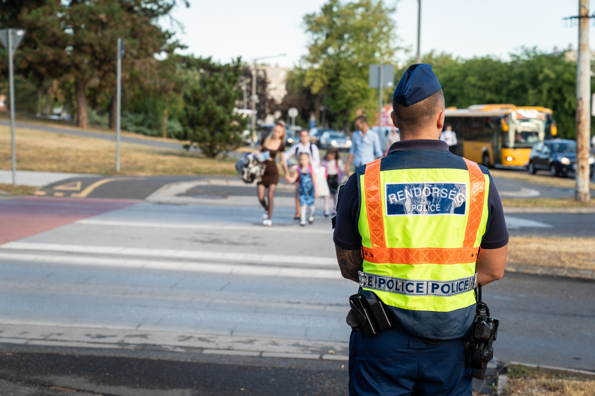 Rendőrök segítik a közlekedést - Unikornis körforgalom