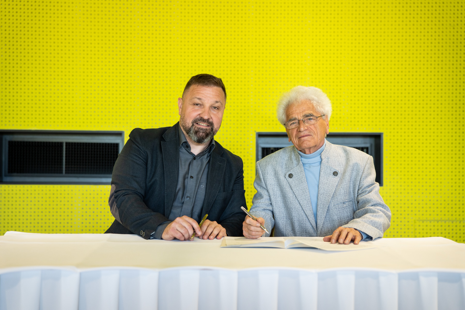 Civil -és sportszervezetek aláírják a támogatói szerződéseket - Vízi Komplexum konferencia terme