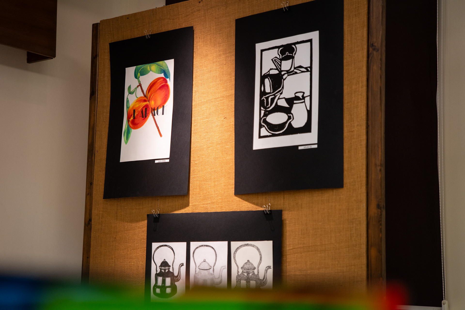 Deákos diákok kiállítása: Színfolt - Mezey István Művészeti Központ