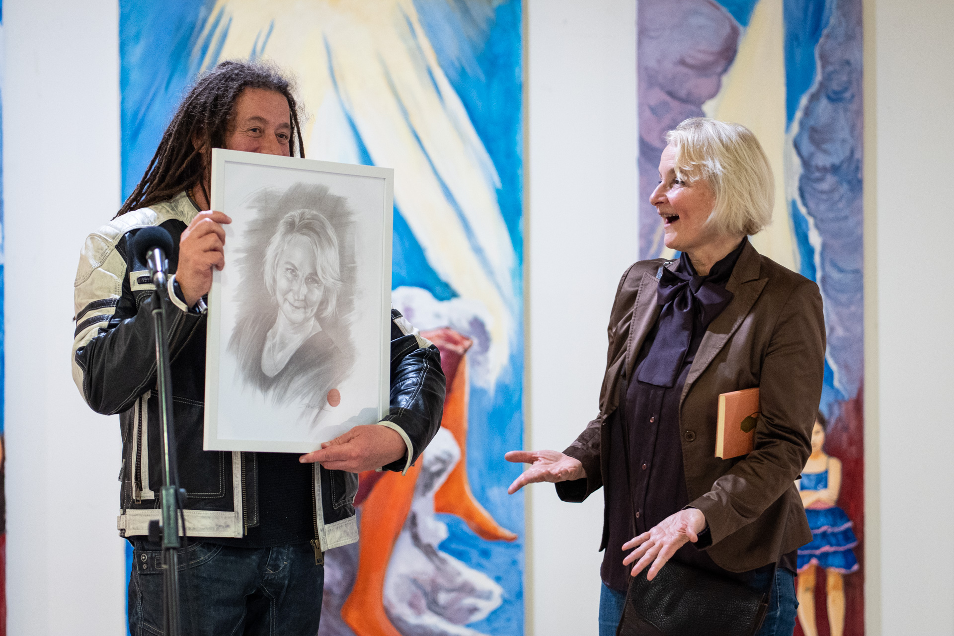 Emberben a művész, művészben az ember: Uray-Szépfalvi Ágnes kiállítása