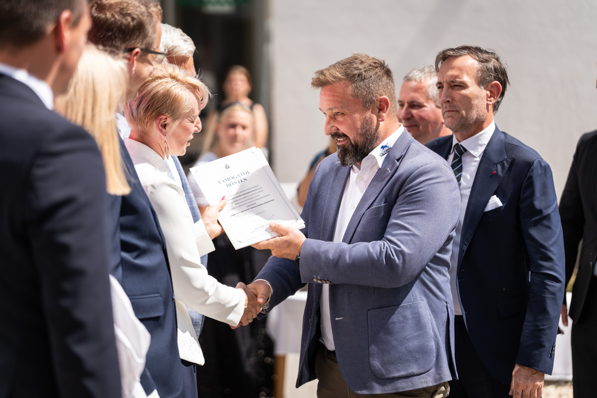Támogatói oklevelek átadása - Vármegyeháza udvara