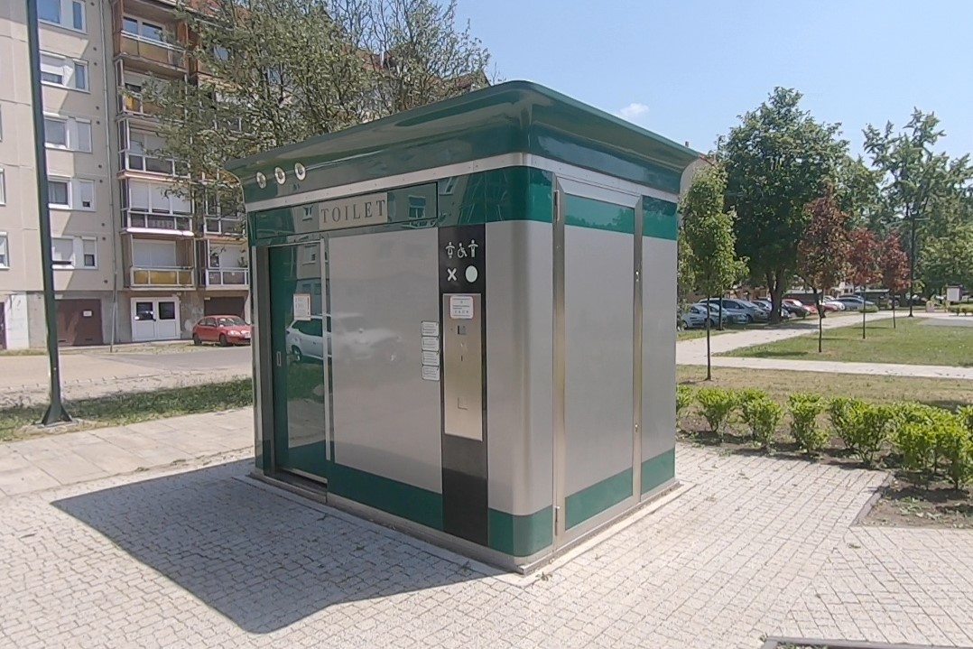 https://kolorline.hu/Rendben üzemel az automata nyilvános illemhely a Fő téren